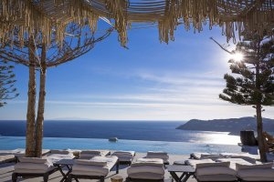 luxus infinity pool mit meerblick im myconian utopia resort relais und chateaux in mykonos griechenland
