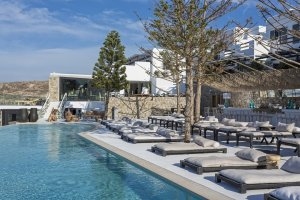 grosser pool mit meerblick im myconian utopia resort relais und chateaux in mykonos griechenland