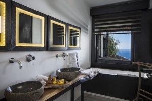 schönes badezimmer mit meerblick im myconian utopia resort relais und chateaux in mykonos griechenland
