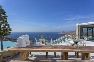 traumhafte terrasse mit ausblick im myconian utopia resort relais und chateaux in mykonos griechenland