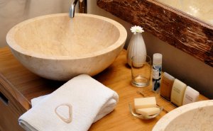 luxuriöses badezimmer im mystique resort santorini griechenland