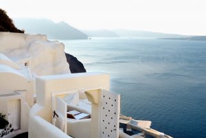 blick auf das meer im mystique resort santorini griechenland