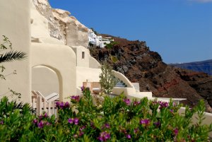 gartenanlage im mystique resort santorini griechenland