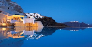 traumhafter infinity pool im mystique resort santorini griechenland