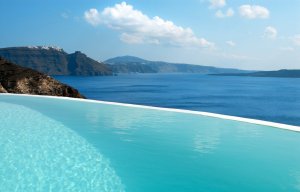 luxus infinity pool mit meerblick im mystique resort santorini griechenland