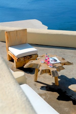 gemütliche sitzecke im mystique resort santorini griechenland