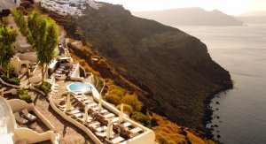 ausblick beim sonnenuntergang im mystique resort santorini griechenland