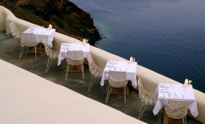 romantisches abendessen im mystique resort santorini griechenland