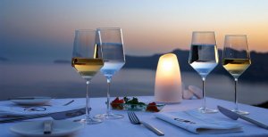 romantisches abendessen unter freiem himmel im mystique resort santorini griechenland