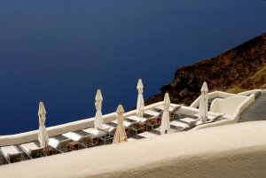 sonnenliegen mit ausblick im mystique resort santorini griechenland