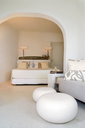 helles und luxuriöses schlafzimmer im mystique resort santorini griechenland