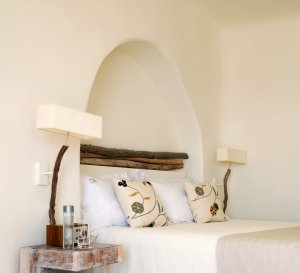 gemütliches schlafzimmer im luxus mystique resort santorini griechenland
