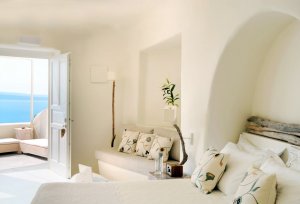 elegantes luxus schlafzimmer mit meerblick im mystique resort santorini griechenland