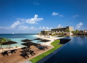traumhafter ausblick auf strand und meer vom nizuc resort in cancun mexiko