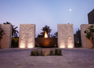 eleganter eingang im nizuc resort in cancun mexiko