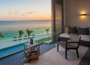 elegantes wohnzimmer mit ausblick auf das meer im nizuc resort in cancun mexiko
