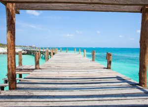 steeg mit zugang zum türkisen meer im nizuc resort in cancun mexiko