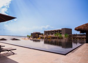 grosser pool im nizuc resort in cancun mexiko