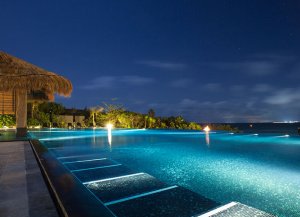 grosser infinity pool im nizuc resort in cancun mexiko