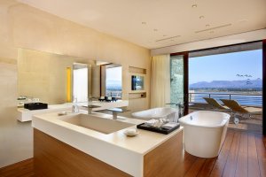 badewanne einer villa mit ausblick im nafplia palace hotel & villas in nafplia griechenland