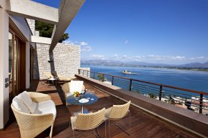 gemütliche terasse mit ausblick im nafplia palace hotel & villas in nafplia griechenland