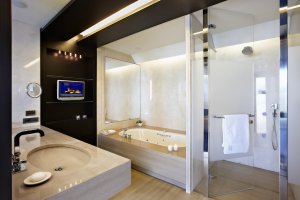 luxuriöses badezimmer einer villa im nafplia palace hotel & villas in nafplia griechenland