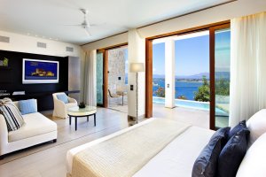 luxuriöses schlafzimmer mit meerblick und privatem pool im nafplia palace hotel & villas in nafplia griechenland