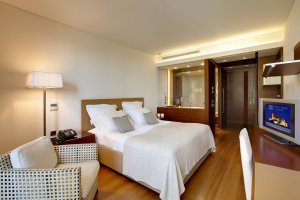 gemütliches schlafzimmer im nafplia palace hotel & villas in nafplia griechenland