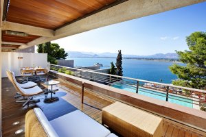 terasse mit pool und meerblick im nafplia palace hotel & villas in nafplia griechenland