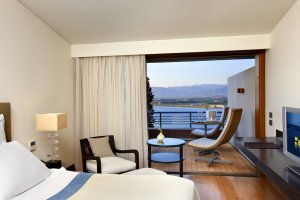 grosses schlafzimmer mit ausblick im nafplia palace hotel & villas in nafplia griechenland