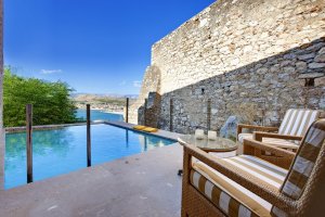 terasse mit privatem luxus pool im nafplia palace hotel & villas in nafplia griechenland