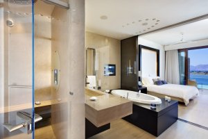luxuriöses badezimmer mit meerblick im nafplia palace hotel & villas in nafplia griechenland