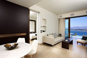 modernes wohnzimmer mit meerblick im nafplia palace hotel & villas in nafplia griechenland