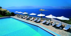 traumpool mit meerblick im nafplia palace hotel & villas in nafplia griechenland