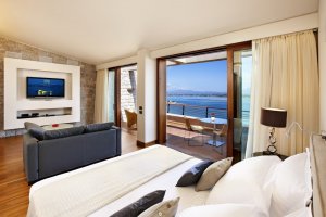 luxuriöses schlafzimmer mit ausblick im nafplia palace hotel & villas in nafplia griechenland