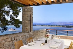 gemütliche terasse mit meerblick im nafplia palace hotel & villas in nafplia griechenland