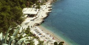 traumhafter ausblick auf den strand im nafplia palace hotel & villas in nafplia griechenland