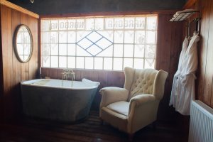 luxus badewanne einer suite in der narbona winde lodge relais und chateaux in carmelo uruguay