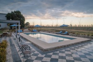 grosser pool in der luxus narbona winde lodge relais und chateaux in carmelo uruguay