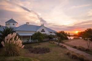 romantischer sonnenuntergang in der luxus narbona winde lodge relais und chateaux in carmelo uruguay