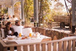gemütliche terrasse in der luxus narbona winde lodge relais und chateaux in carmelo uruguay