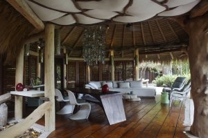 gemütliche terrasse einer luxus villa im north island traum resort seychellen