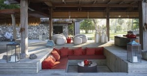 gemütliche lounge im north island luxus resort seychellen