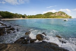 traumhafter sandstrand und blaues meer im north island luxus resort seychellen