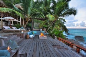 grosse terrasse einer luxus villa am strand im north island resort seychellen
