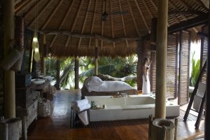 luxus badezimmer einer villa im north island hotel resort seychellen