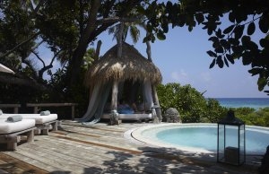 gemütliche terrasse einer luxus villa im north island resort seychellen