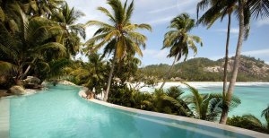 erfrischender pool im north island resort auf den seychellen