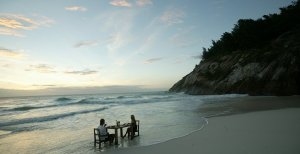 romatisches abendessen am strand im north island resort auf den seychellen