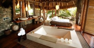erholung im luxuriösen badezimmer im north island resort auf den seychellen